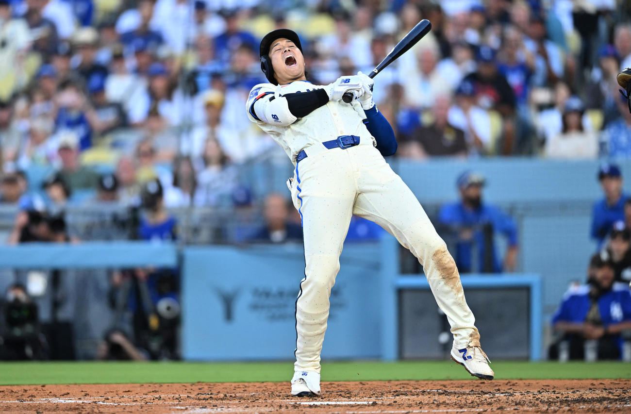 ドジャース大谷翔平はパドレス戦第2打席、頭部付近への投球に対して体をのけぞってよけた（ロイター）