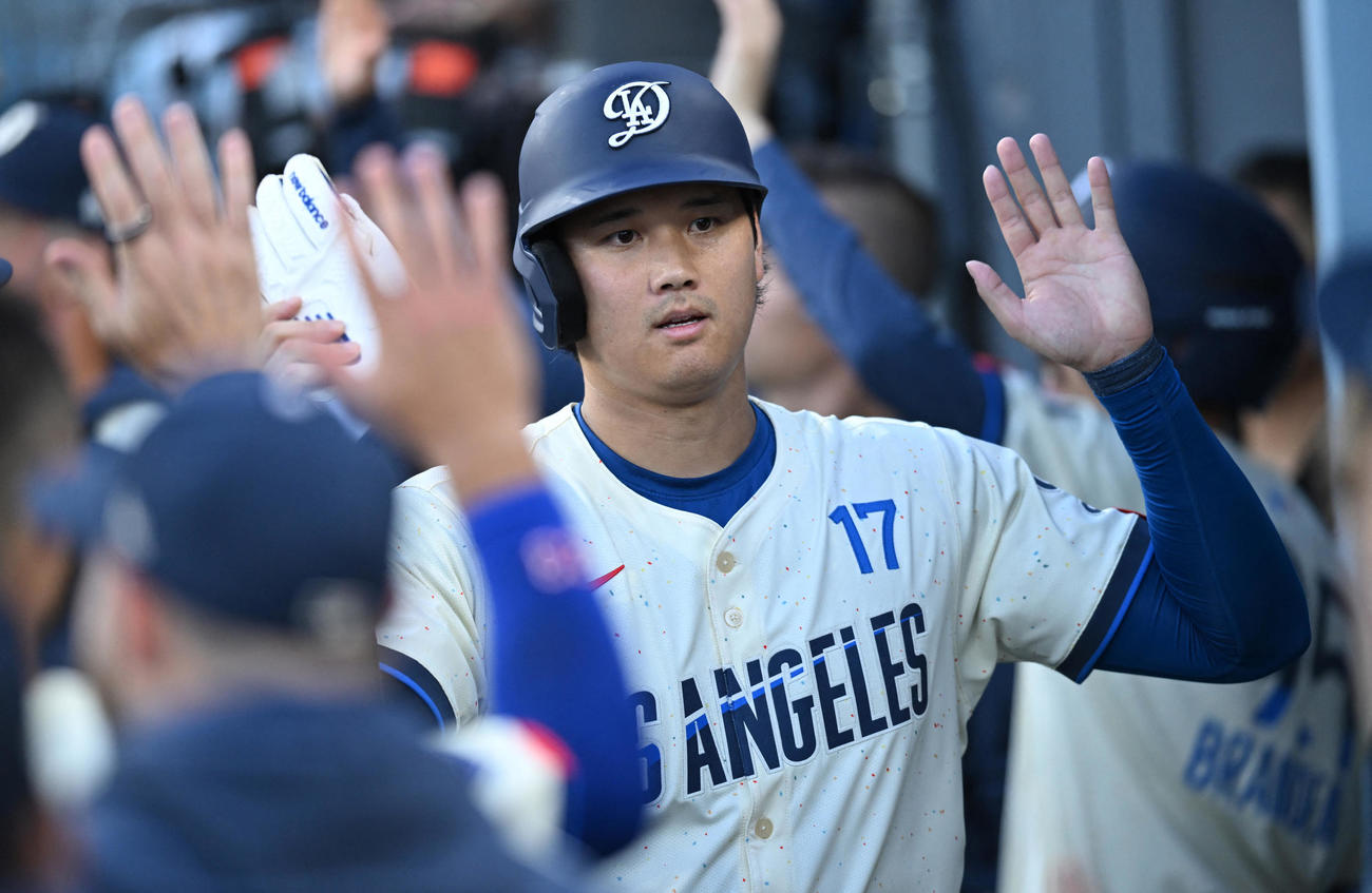 ドジャース大谷翔平はパドレス戦2回に生還するとベンチで同僚から祝福された（ロイター）