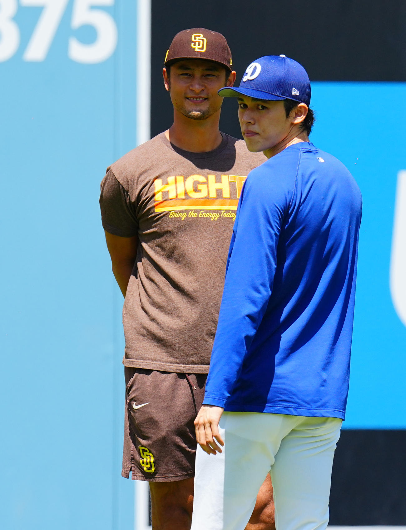ドジャース対パドレス　試合前、ドジャース佐々木（右）と話すパドレスのダルビッシュ（撮影・垰建太）