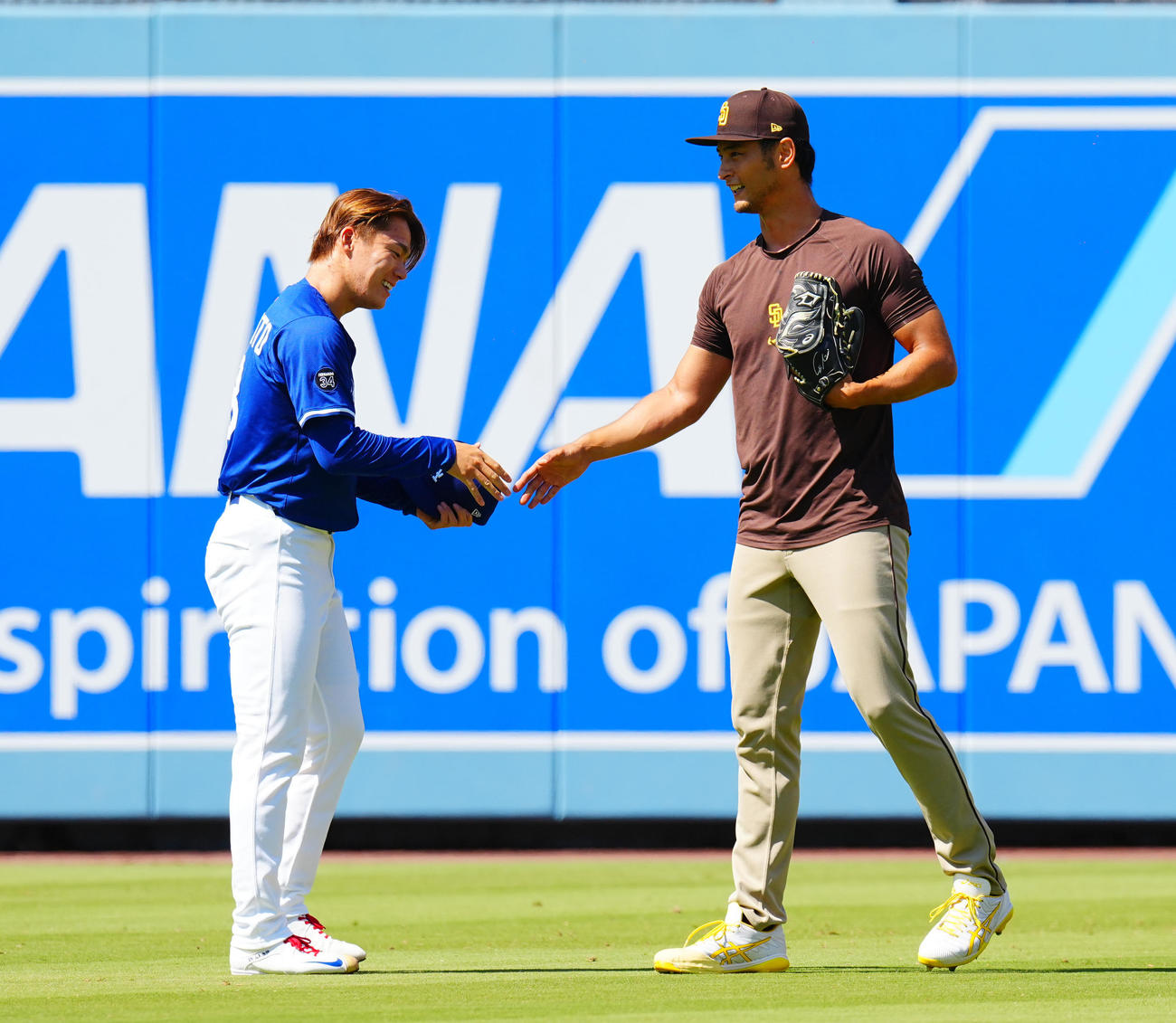 ドジャース対パドレス　笑顔で握手を交わすドジャース山本（左）とパドレスのダルビッシュ（撮影・垰建太）