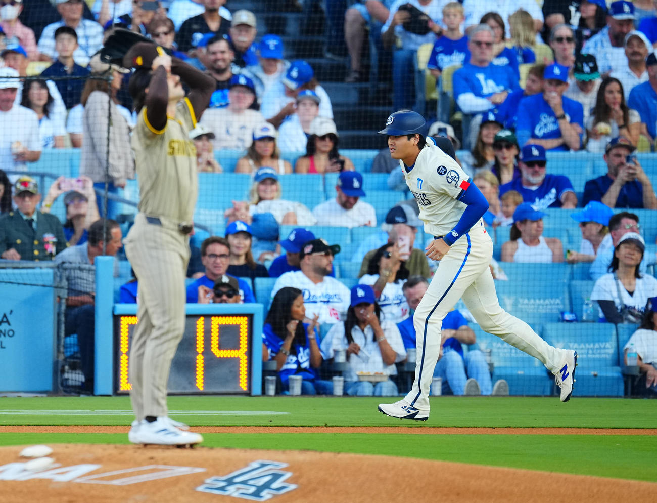 ドジャース対パドレス　1回裏ドジャース無死、四球を選ぶ大谷（撮影・垰建太）
