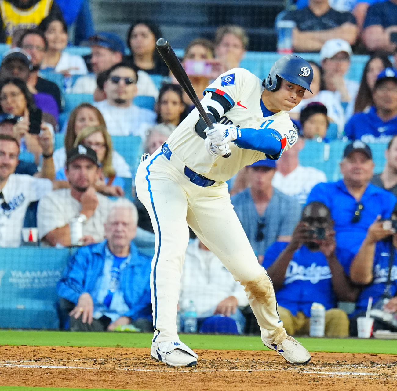 ドジャース対パドレス　4回裏ドジャース1死、中前打を放つ大谷（撮影・垰建太）