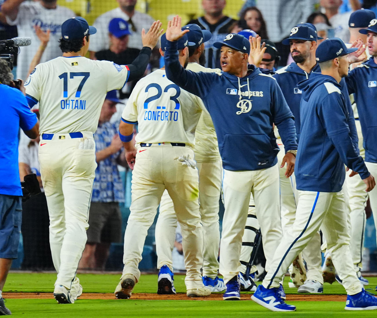 ドジャース対パドレス　パドレスに連勝し大谷（左）らナインとタッチを交わすドジャースのロバーツ監督（撮影・垰建太）