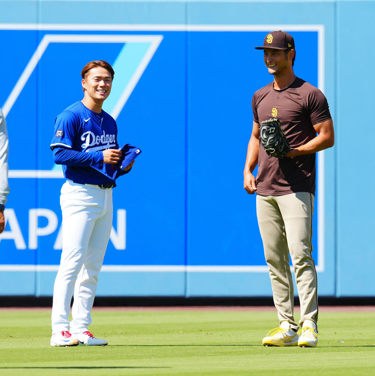 ドジャース対パドレス　笑顔で言葉を交わすドジャース山本（左）とパドレスのダルビッシュ（撮影・垰建太）