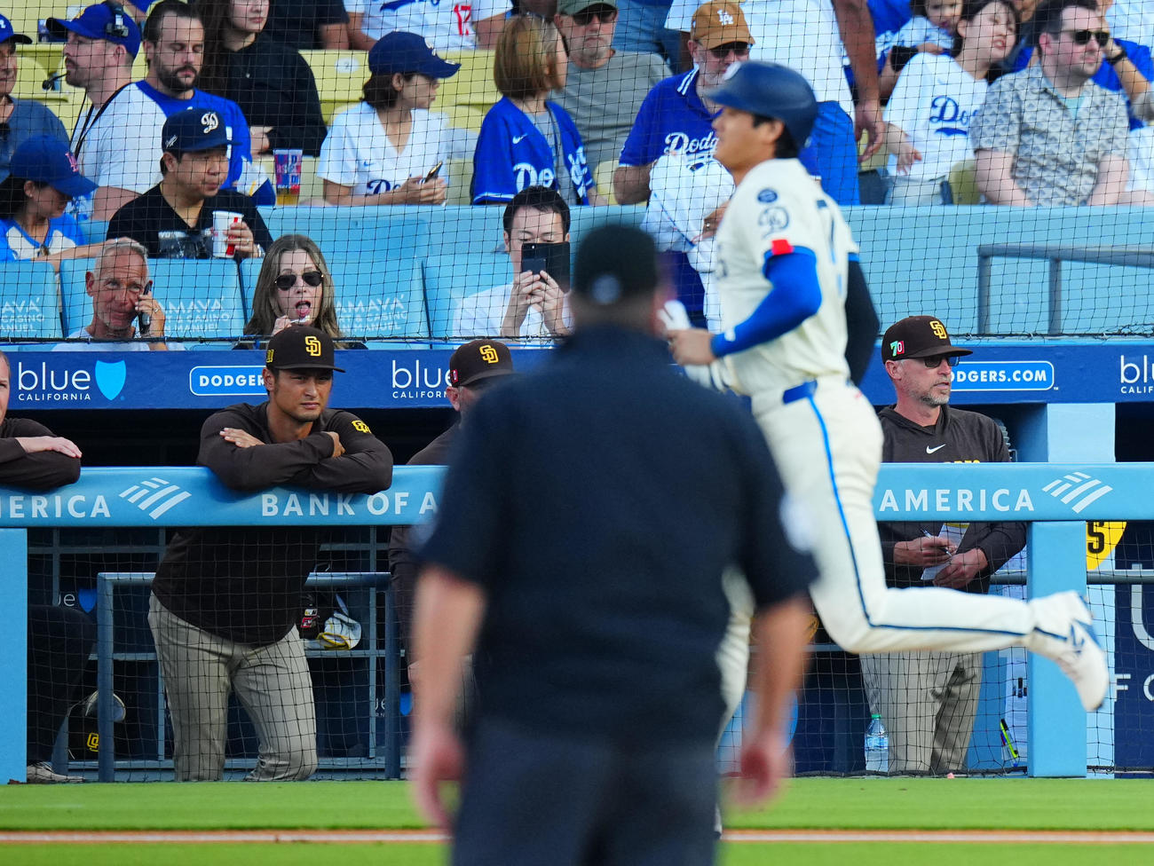 ドジャース対パドレス　1回裏ドジャース無死、四球を選んだ大谷（右）を見つめるダルビッシュ（左）（撮影・垰建太）