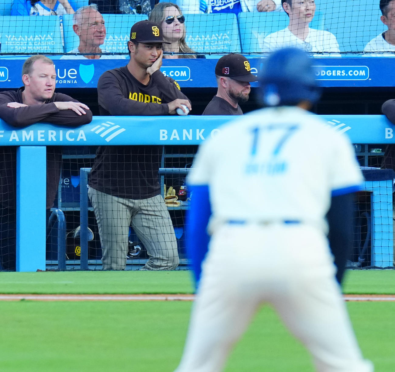 ドジャース対パドレス　1回裏ドジャース無死一、二塁、ボールを手に二走大谷（手前）を見つめるダルビッシュ（撮影・垰建太）