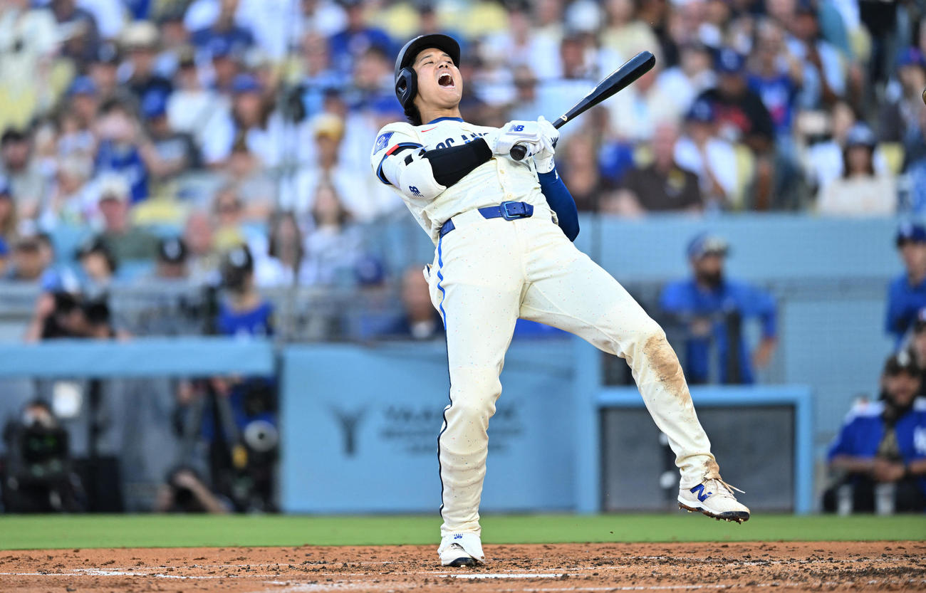 ドジャース大谷翔平はパドレス戦第2打席、頭部付近への投球に対して体をのけぞってよけた（ロイター）