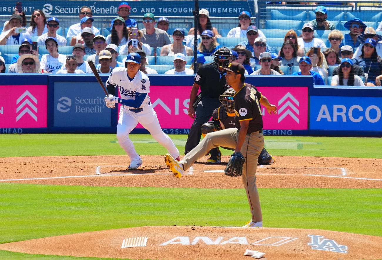 ドジャース対パドレス　1回裏ドジャース無死、右前打を放つ大谷。投手ダルビッシュ（撮影・垰建太）