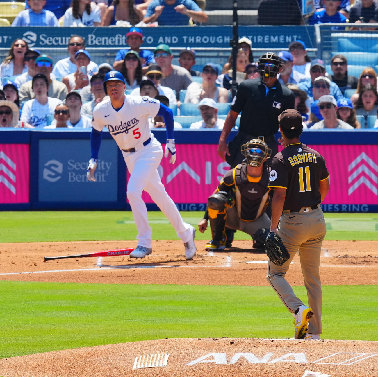 ドジャース対パドレス　1回裏ドジャース1死一、二塁、先制の3点本塁打を放つフリーマン。投手ダルビッシュ（撮影・垰建太）