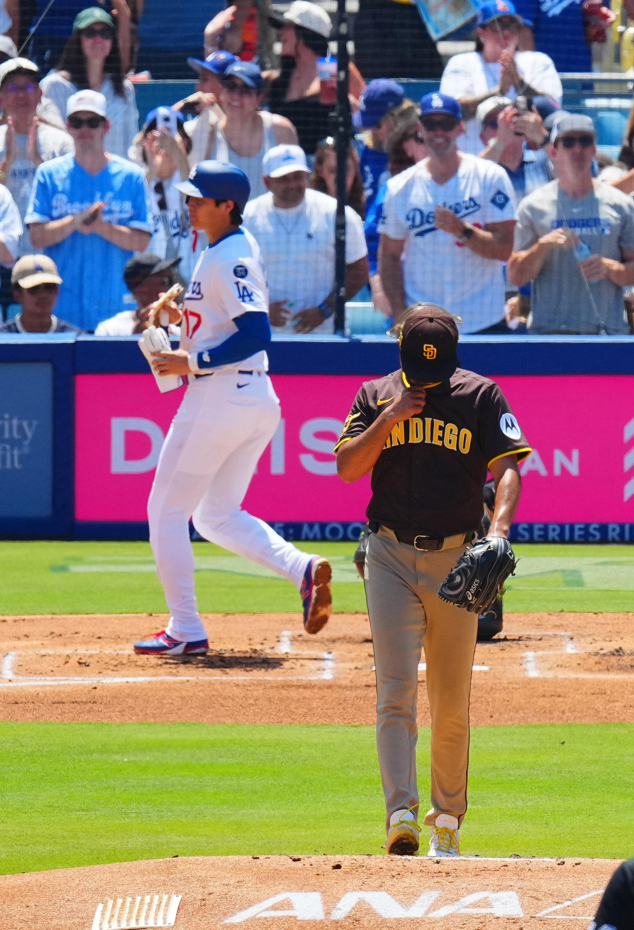 ドジャース対パドレス　1回裏ドジャース1死一、二塁、フリーマンに先制乃3点本塁打を浴び大谷（後方）らの生還を許すダルビッシュ（撮影・垰建太）