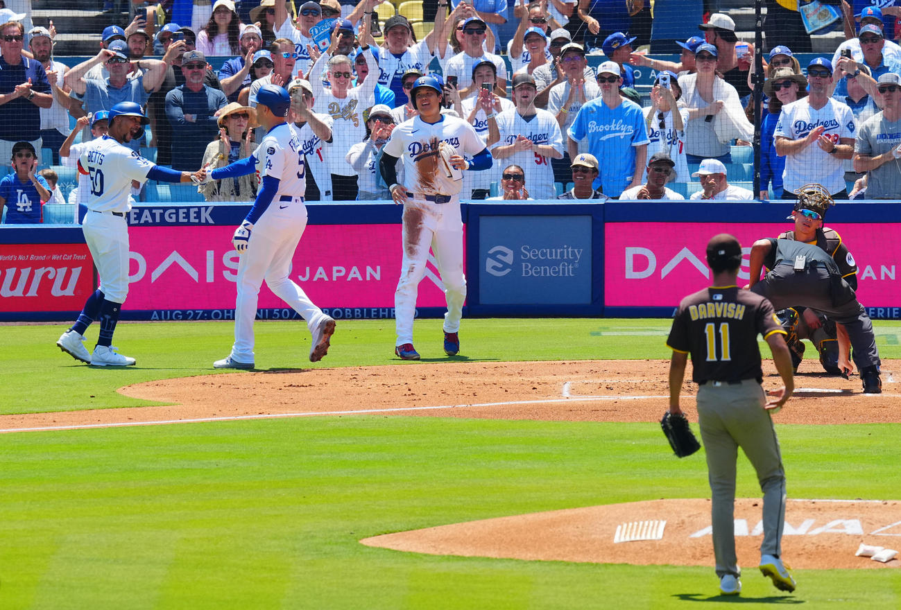 ドジャース対パドレス　1回裏ドジャース1死一、二塁、先制3点本塁打を放ったフリーマン（中央）と笑顔でタッチを交わす大谷（右）とベッツ。投手ダルビッシュ（撮影・垰建太）