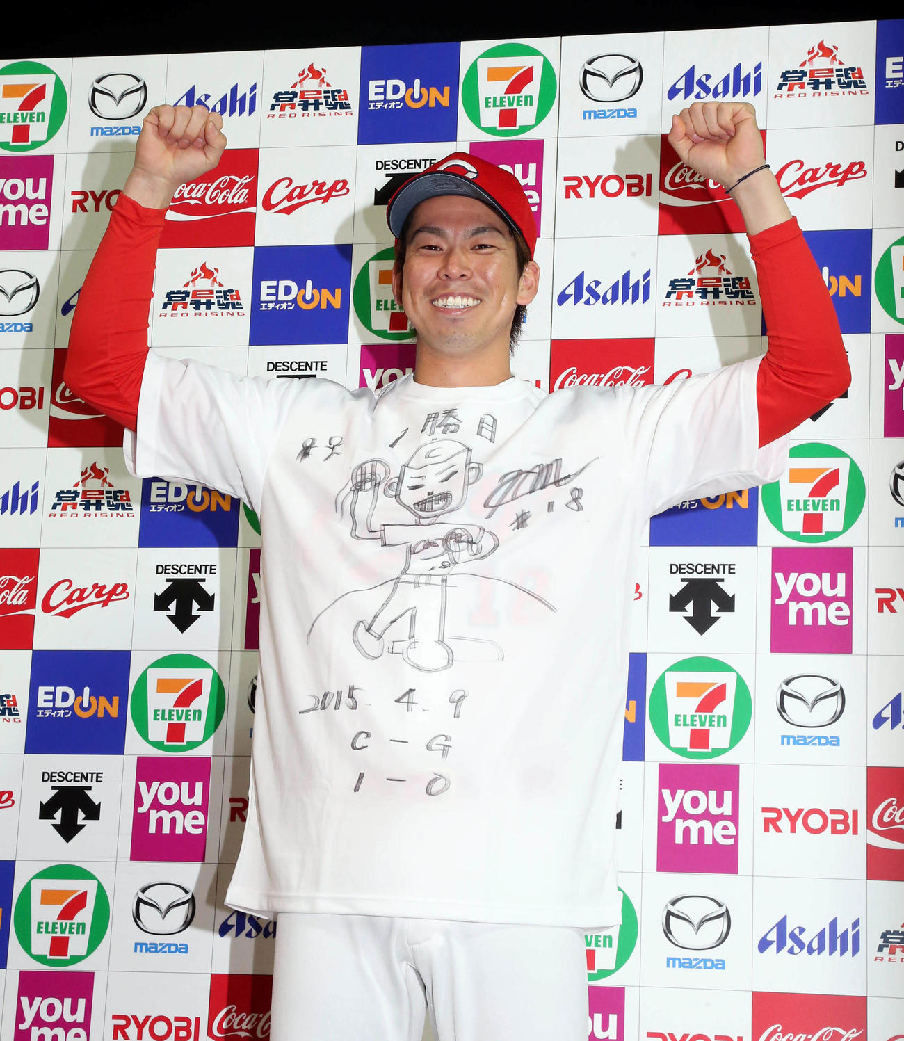 お立ち台で自作Tシャツを着て笑顔を見せる前田健太（2015年4月撮影）