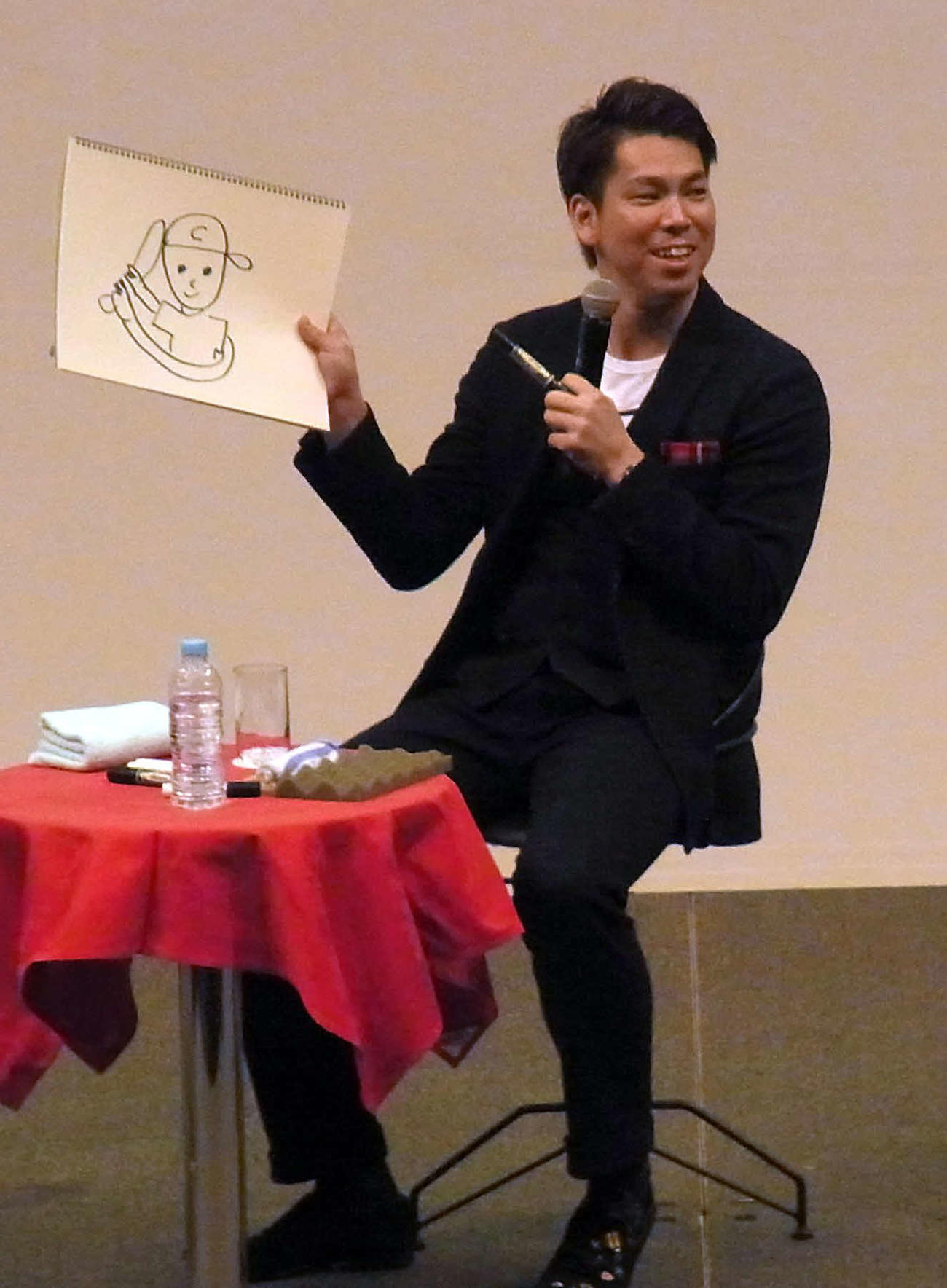 「カープ坊や」の絵を披露する前田健太（2016年12月撮影）