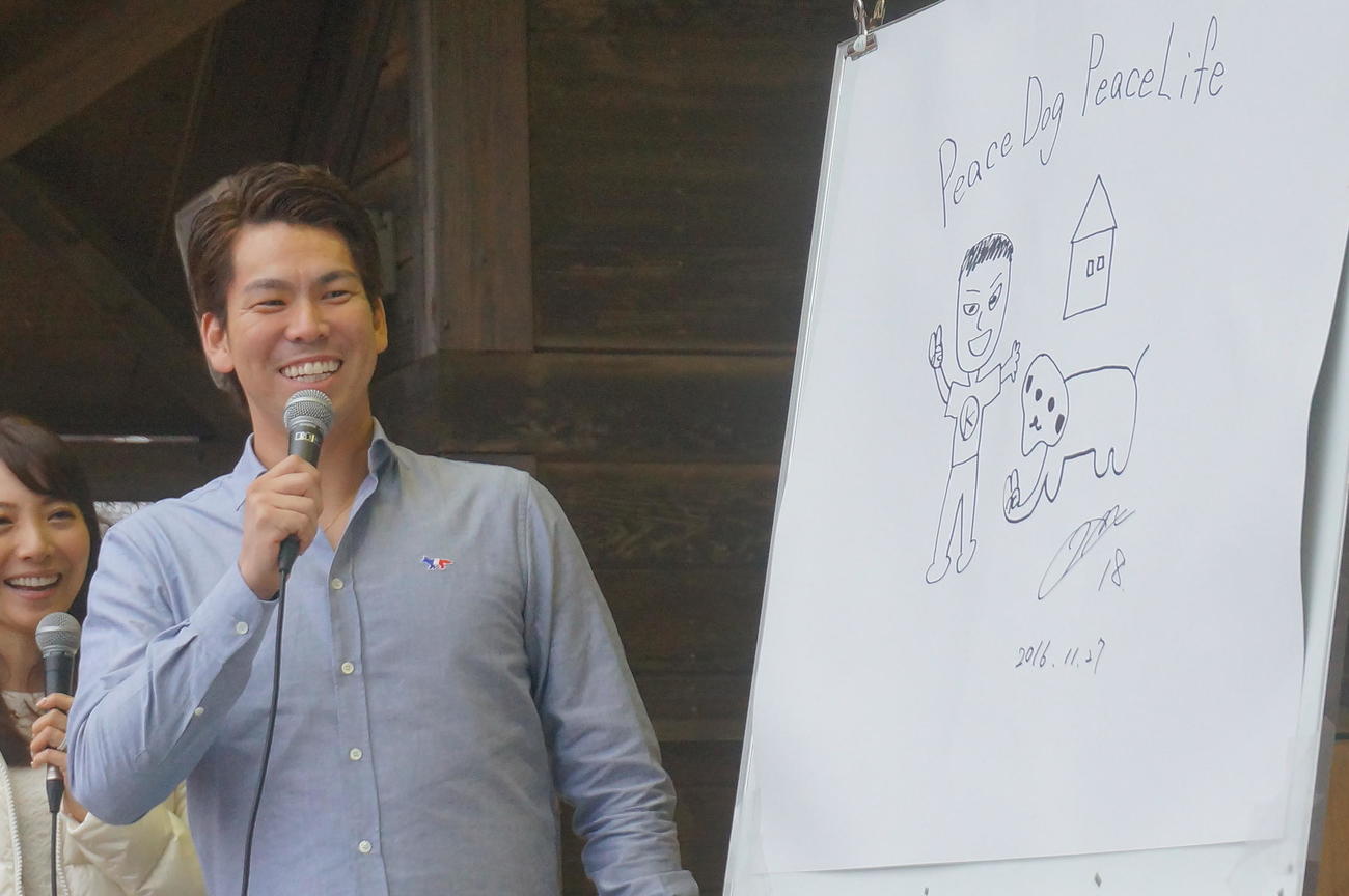 トークイベントでイラストを披露する前田健太（2016年11月撮影）