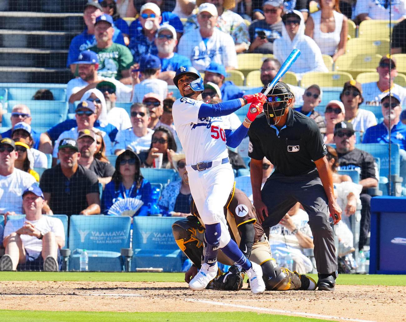 ドジャース対パドレス　8回裏ドジャース無死、ソロ本塁打を放つベッツ（撮影・垰建太）