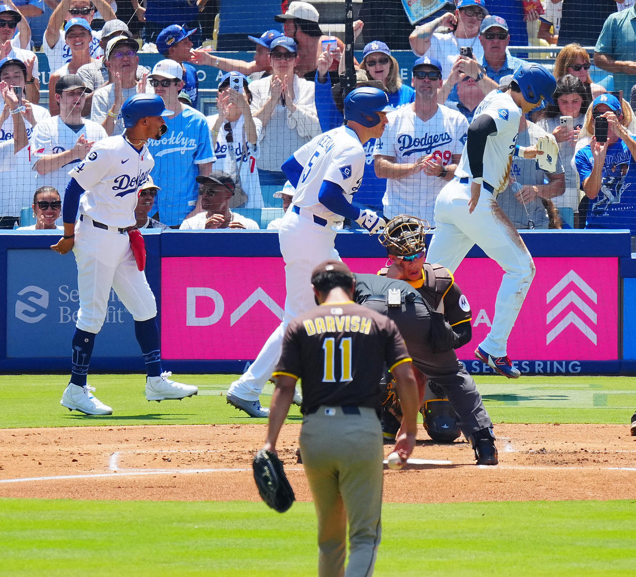 ドジャース対パドレス　1回裏ドジャース1死一、二塁、3点本塁打を放ったフリーマン（中央）と生還しベンチに向かう大谷（右）とベッツ。手前はパドレス先発のダルビッシュ（撮影・垰建太）