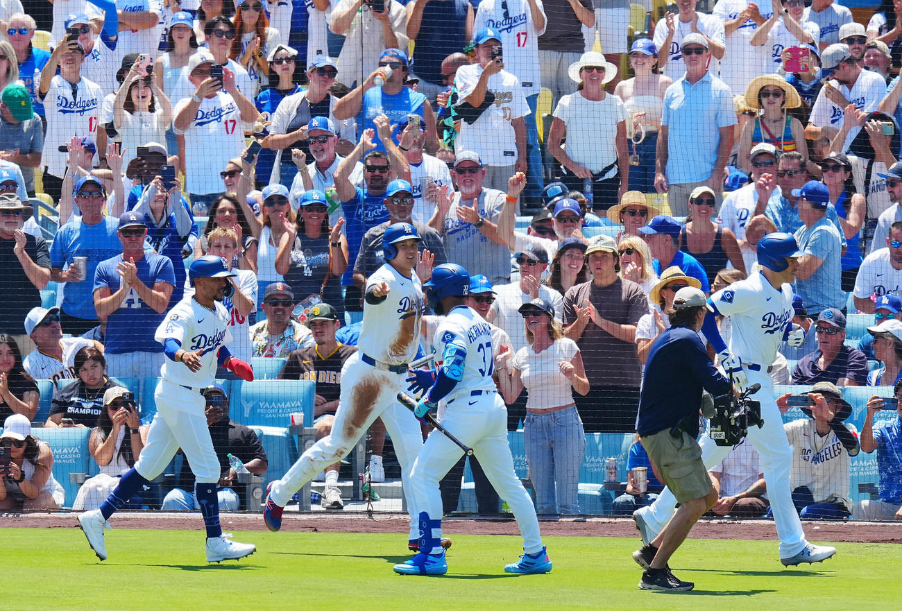 ドジャース対パドレス　1回裏ドジャース1死一、二塁、3点本塁打を放ったフリーマン（右）と笑顔で生還する大谷（中央左）とベッツ（左）（撮影・垰建太）
