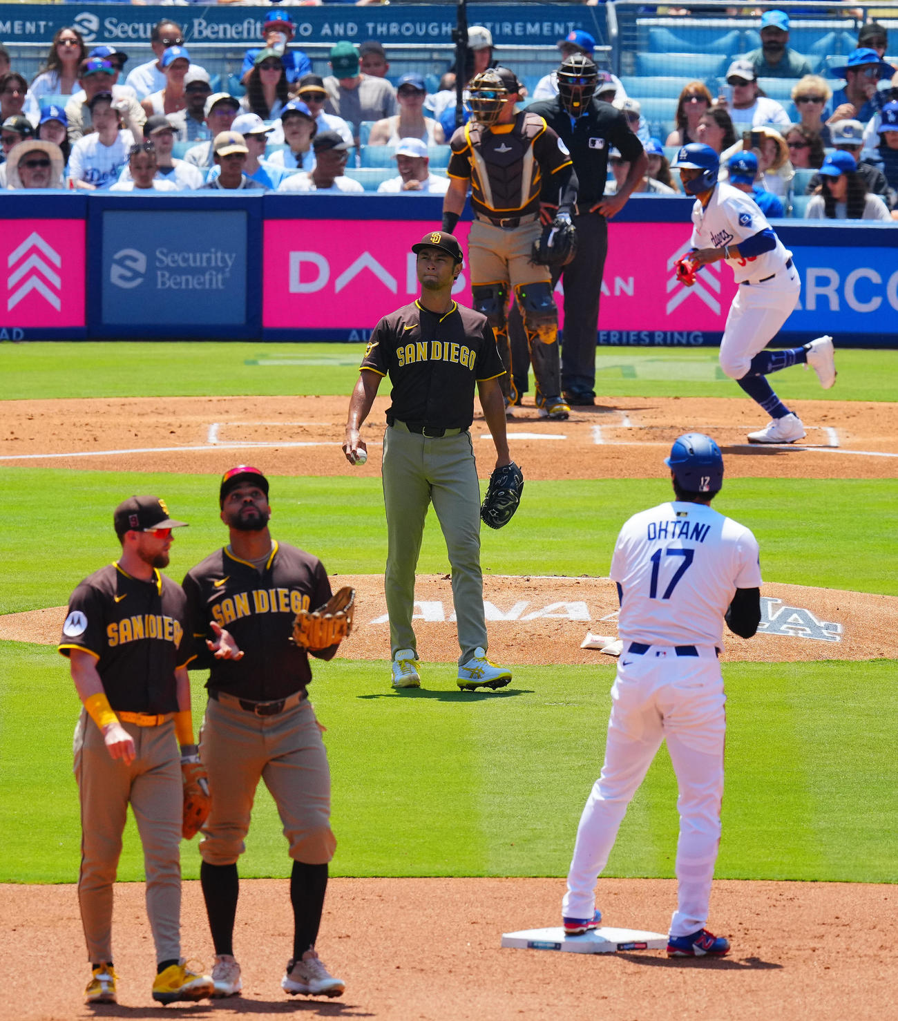 ドジャース対パドレス　1回裏ドジャース無死一塁、ベッツ（後方）に四球を与え渋い表情のダルビッシュ（撮影・垰建太）