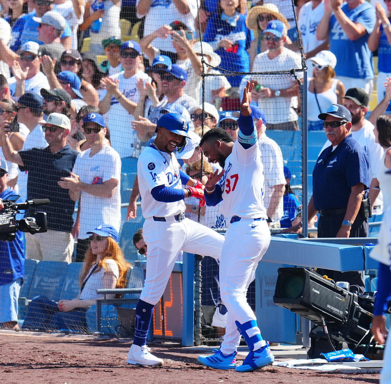 ドジャース対パドレス　8回裏ドジャース無死、ソロ本塁打を放ったベッツ（左）はT・ヘルナンデスとポーズを決め合う（撮影・垰建太）