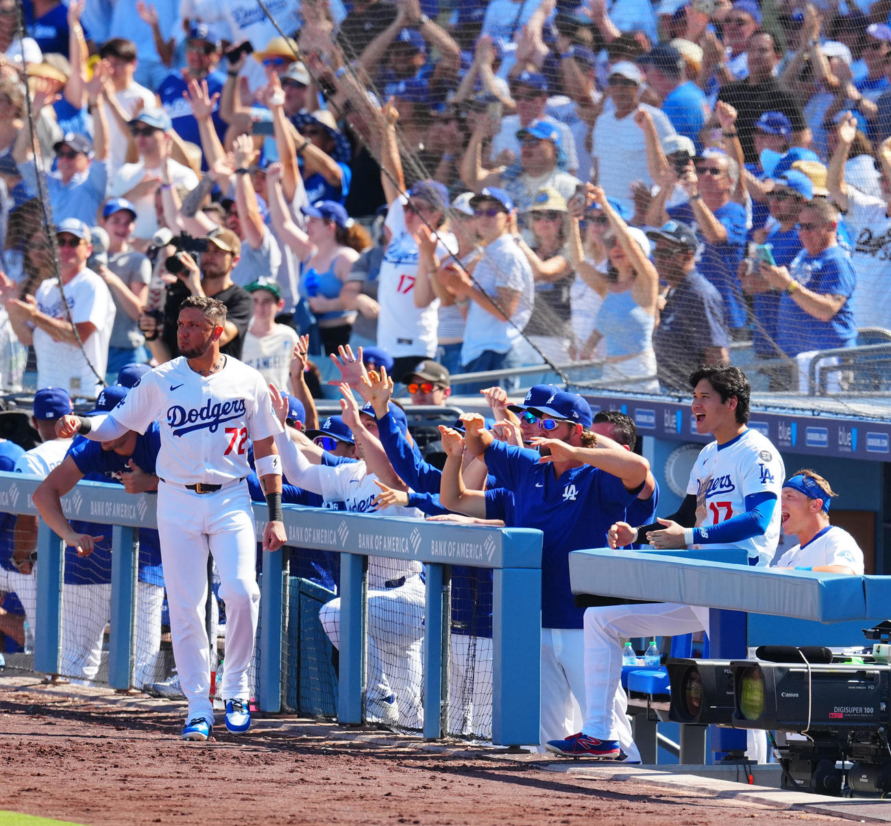 ドジャース対パドレス　8回裏ドジャース無死、ベッツのソロ本塁打に盛り上がる大谷（右）らナイン（撮影・垰建太）