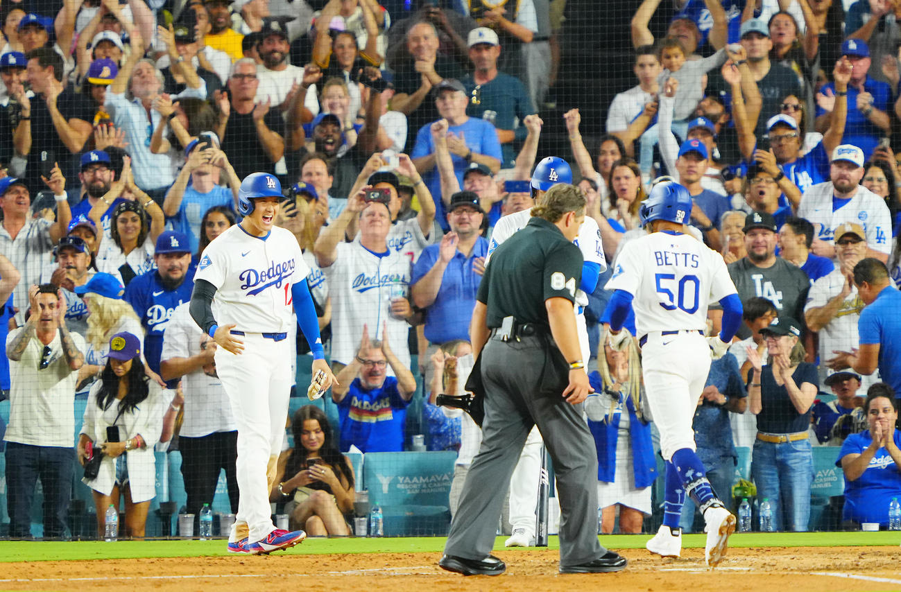ドジャース対ブルージェイズ　5回裏ドジャース2死二塁、2点本塁打を放ったベッツ（右）を笑顔で出迎える大谷（左）（撮影・垰建太）
