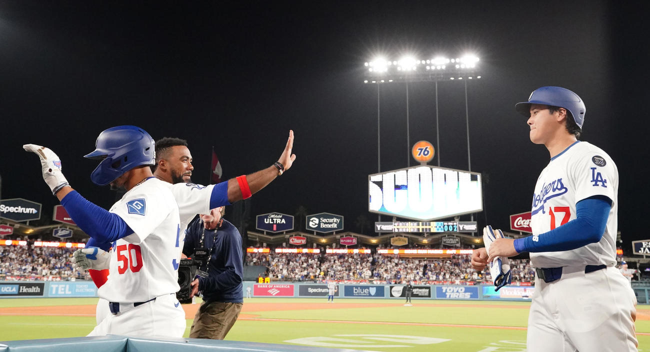 ドジャース対ブルージェイズ　5回裏ドジャース2死二塁、2点本塁打を放ったムーキー・ベッツ（左）と大谷（右）はT・ヘルナンデスの出迎えを受ける（撮影・垰建太）