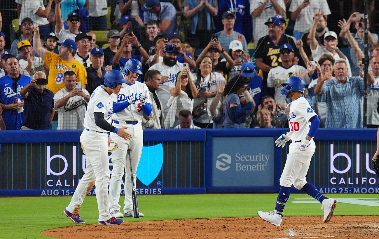 ドジャース対ブルージェイズ　5回裏ドジャース2死二塁、2点本塁打を放ったベッツ（右）を出迎える大谷（左）とフリーマン（撮影・垰建太）