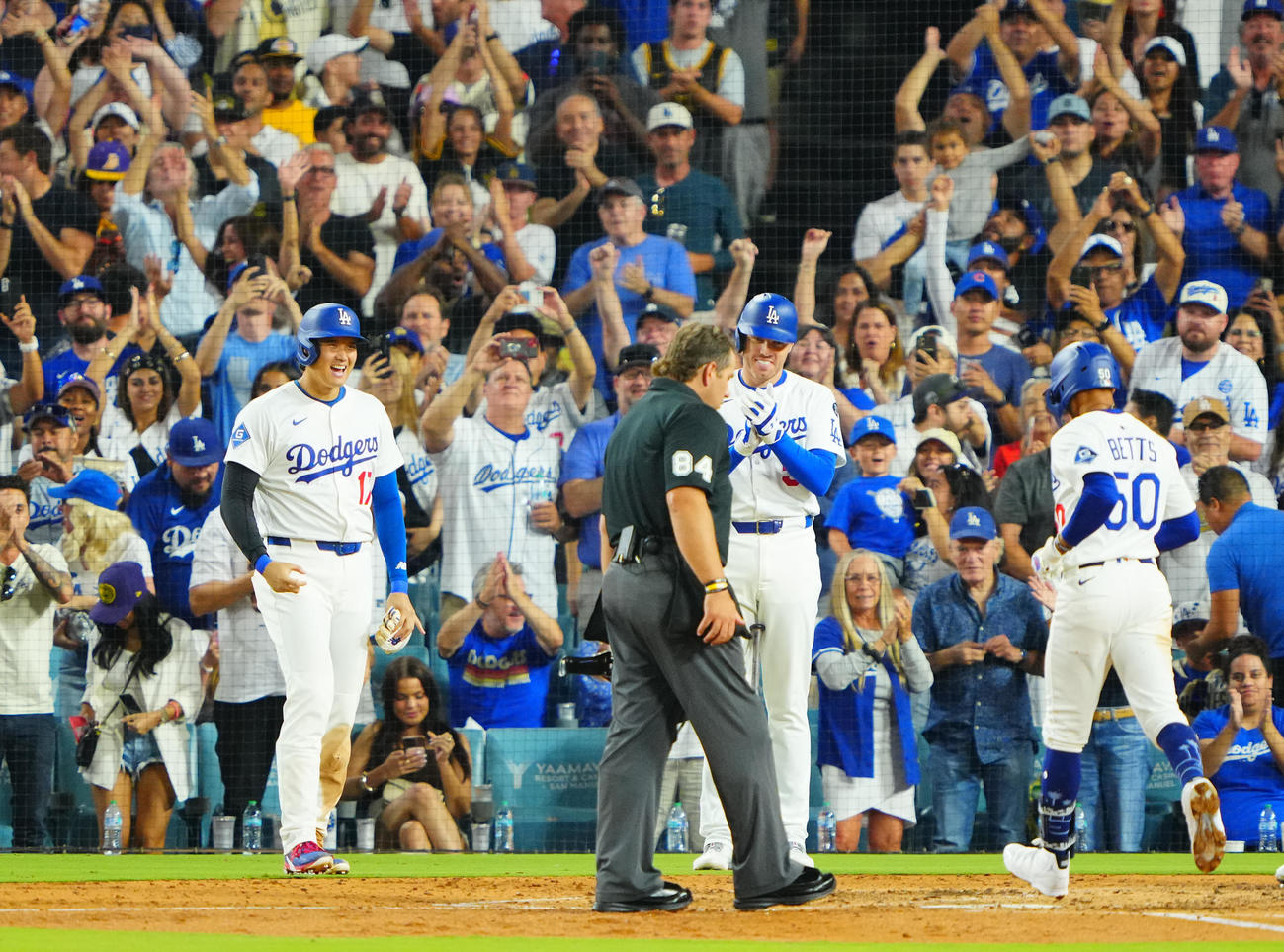 ドジャース対ブルージェイズ　5回裏ドジャース2死二塁、2点本塁打を放ったベッツ（右）を笑顔で出迎える大谷（左）とフリーマン（撮影・垰建太）