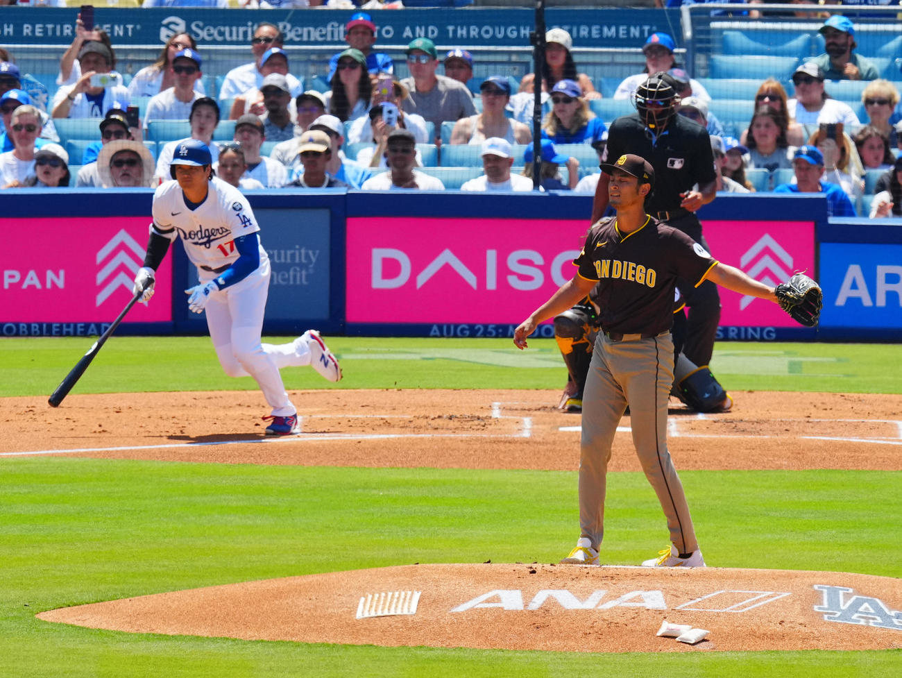 ドジャース対パドレス　1回裏ドジャース無死、大谷に右前打を許すダルビッシュ（撮影・垰建太）