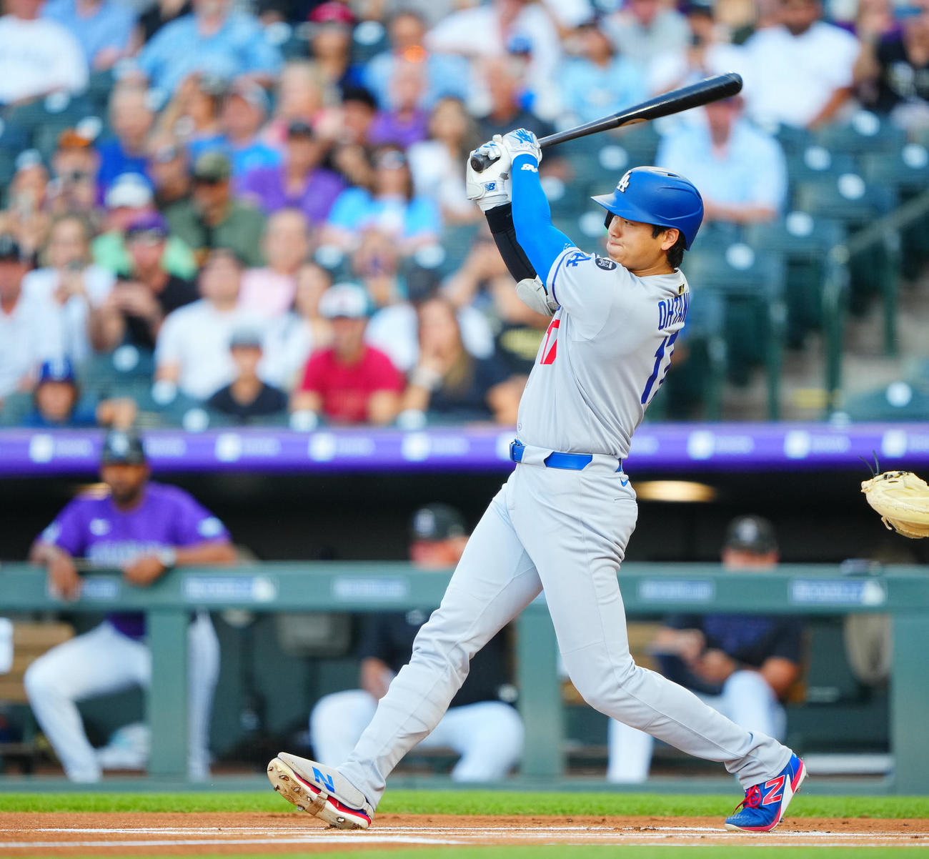 ロッキーズ対ドジャース　1回表ドジャース無死、右前打を放つ大谷（撮影・垰建太）