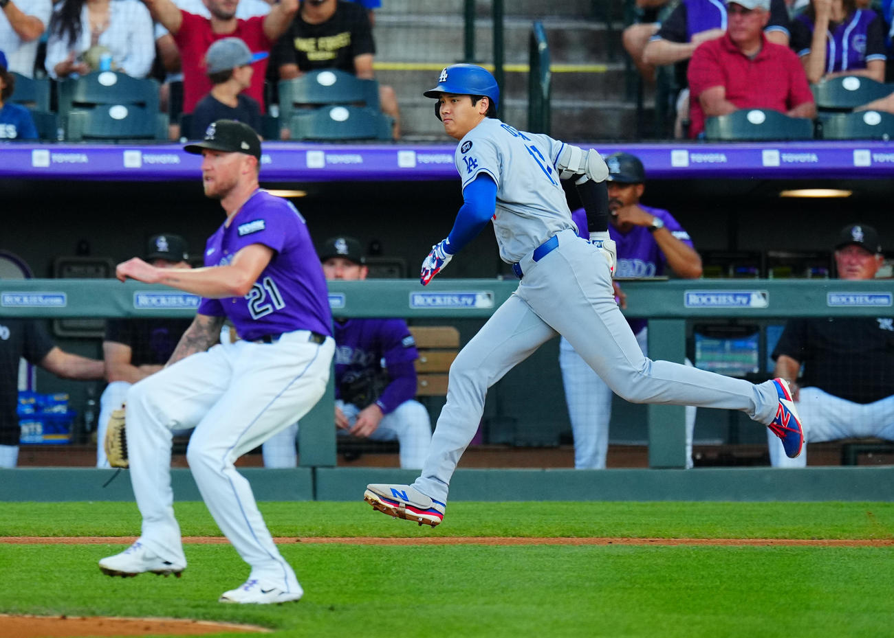 ロッキーズ対ドジャース　2回表ドジャース2死三塁、遊撃適時内野安打を放つ大谷。左はロッキーズ先発のフリーランド（撮影・垰建太）