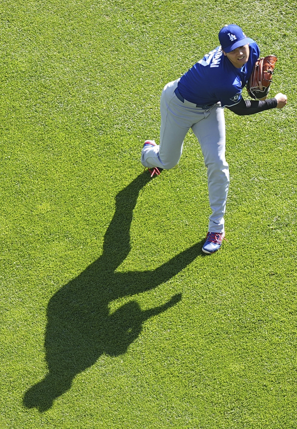 試合前にウォーミングアップを行うドジャース大谷翔平（AP）