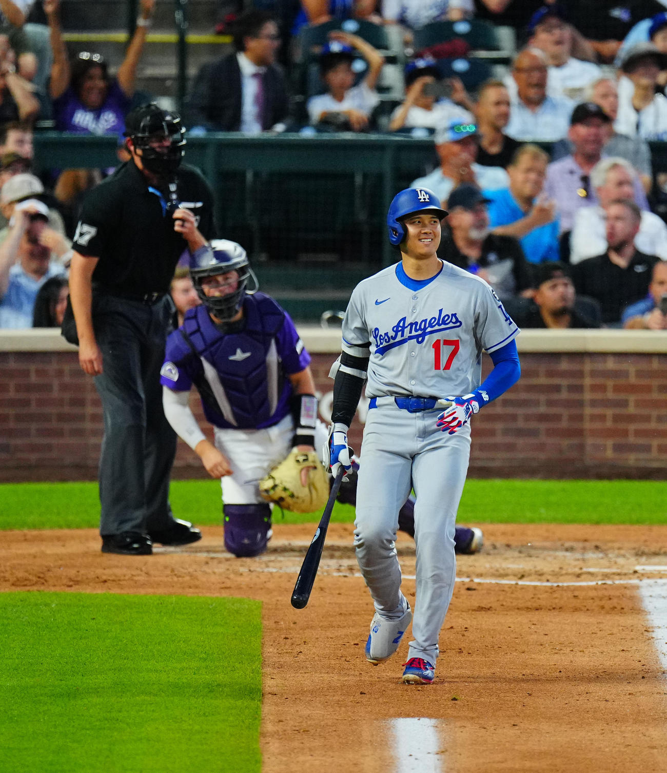 ロッキーズ対ドジャース　5回表ドジャース無死、遊直に倒れニヤリと笑みを浮かべる大谷翔平