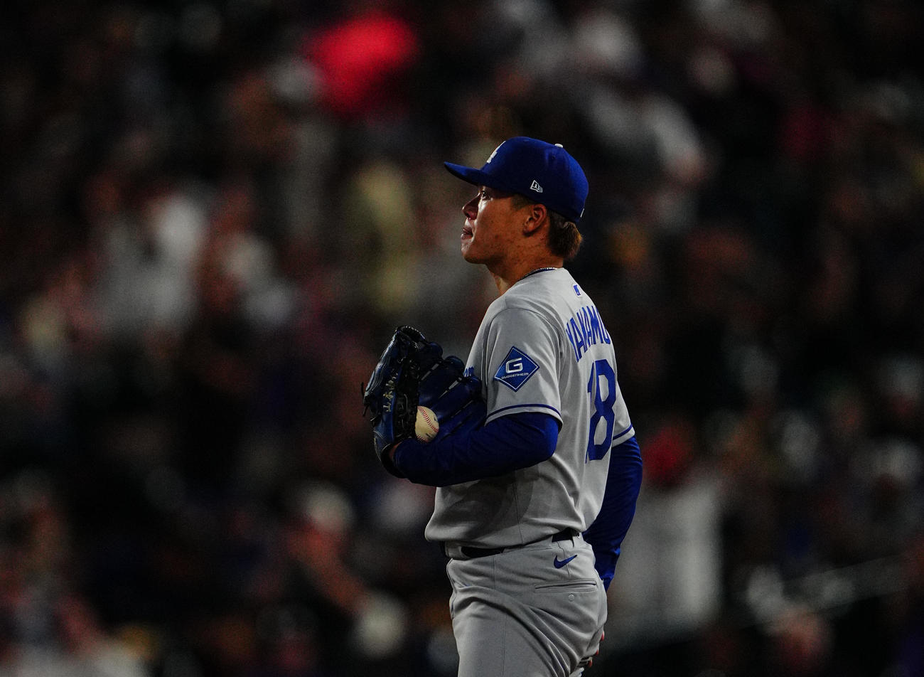 ロッキーズ対ドジャース　7回裏ロッキーズ1死、トーバーにソロ本塁打を浴び場内暗転する中、ぼうぜんとする山本（撮影・垰建太）