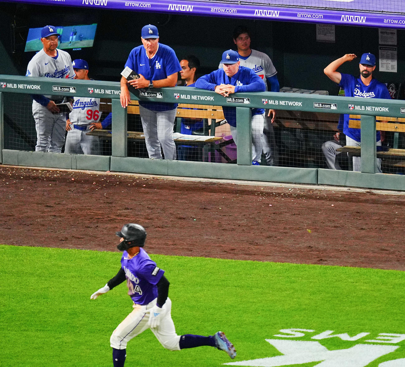 ロッキーズ対ドジャース　9回裏ロッキーズ1死二塁、ウォーミング・バーナベルのサヨナラ適時打で敗れぼうぜんとするロバーツ監督（左）、大谷（右から2人目）ら（撮影・垰建太）