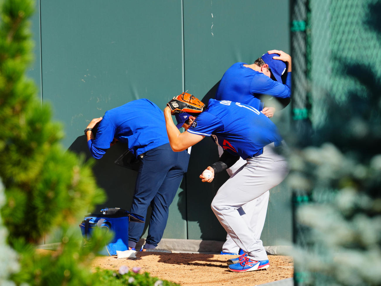 ロッキーズ対ドジャース　試合前ブルペンでの練習中、打撃練習の打球が飛んできたと思い身をかがめるドジャース大谷とスタッフ（撮影・垰建太）
