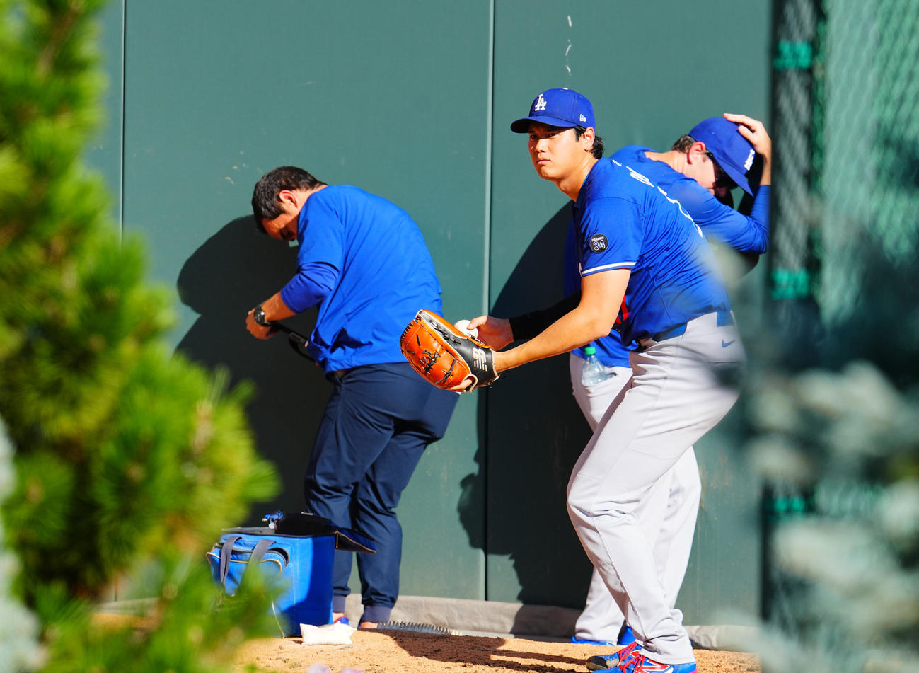 ロッキーズ対ドジャース　試合前ブルペンでの練習中、打撃練習の打球が飛んできたと思い身をかがめ安全確認をするドジャース大谷（撮影・垰建太）