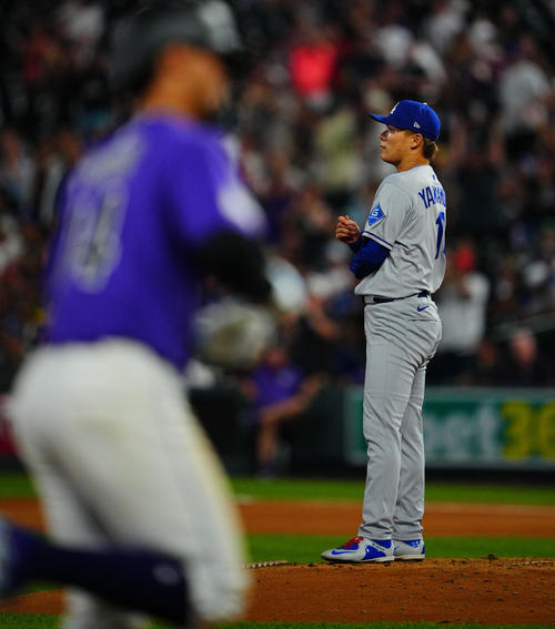ロッキーズ対ドジャース　7回裏ロッキーズ1死、トーバー（手前）にソロ本塁打を浴びる山本（撮影・垰建太）