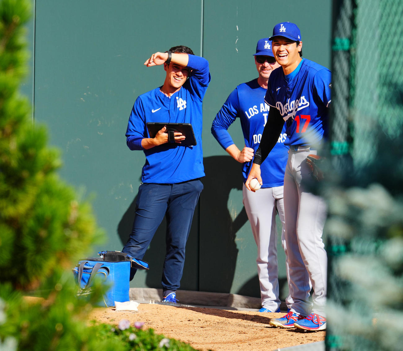 ロッキーズ対ドジャース　試合前ブルペンでの練習中、打撃練習の打球に驚くも思いのほか危なげなく笑顔を見せるドジャース大谷（撮影・垰建太）