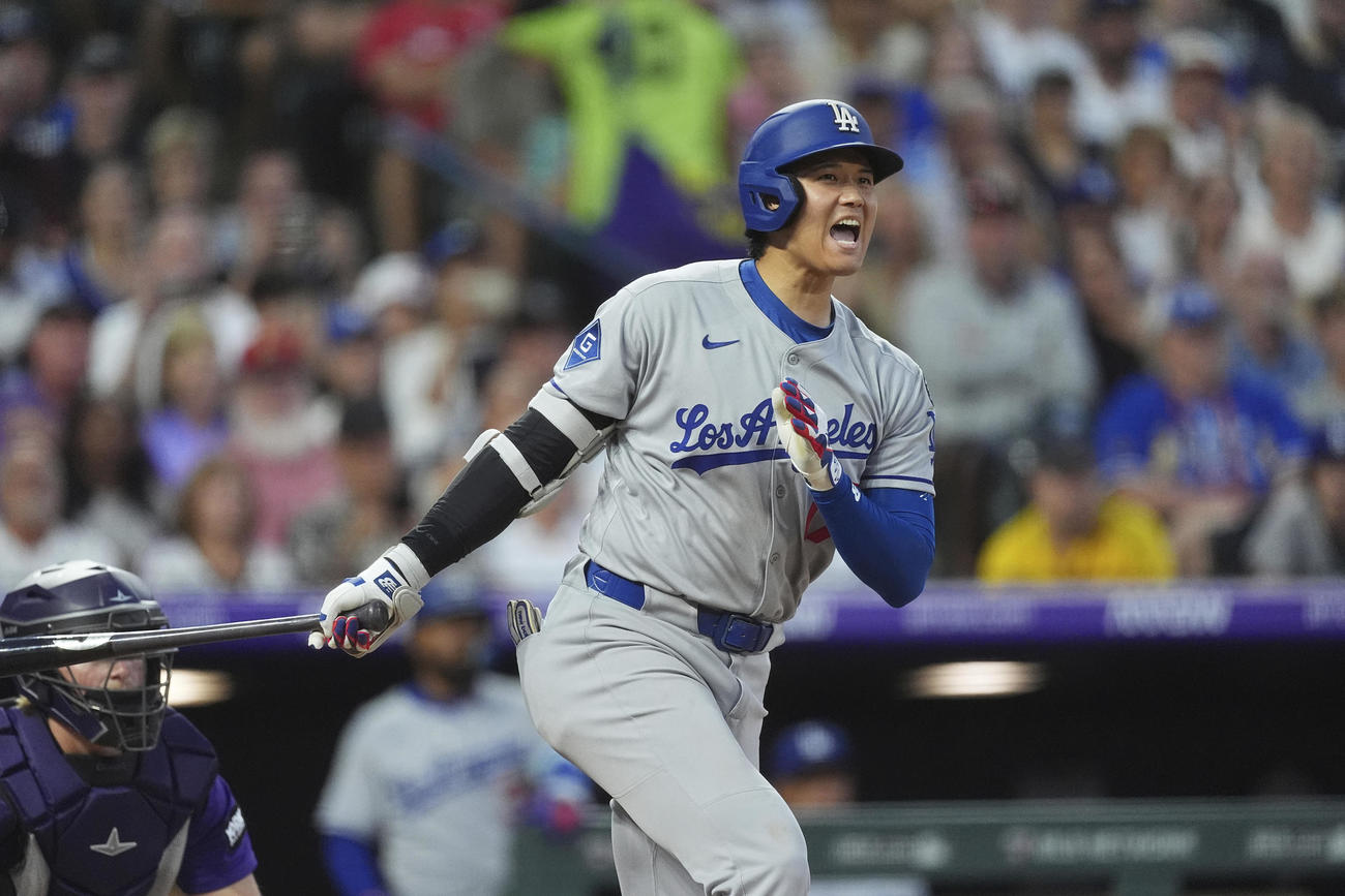 5回、一塁線沿いにファールを打った後、叫ぶドジャース大谷翔平（AP）