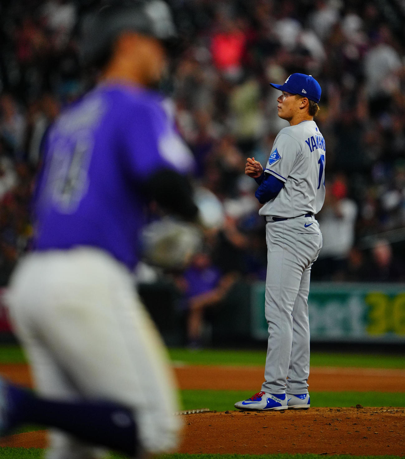 ロッキーズ対ドジャース　7回裏ロッキーズ1死、トーバー（手前）にソロ本塁打を浴びる山本（撮影・垰建太）