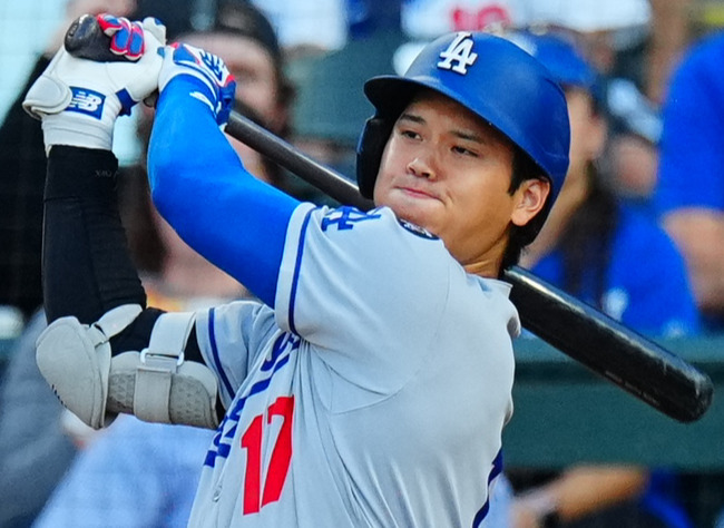 ロッキーズ対ドジャース　2回表ドジャース2死三塁、遊撃適時内野安打を放つ大谷（撮影・垰建太）