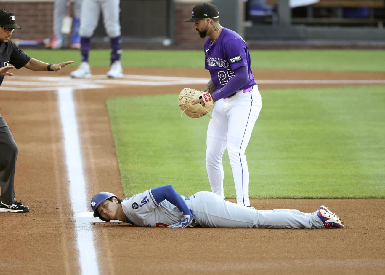 ロッキーズ戦の1回、けん制で一塁に帰塁したドジャース大谷（共同）