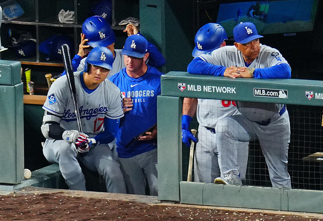 ロッキーズ対ドジャース　9回表、ベンチで厳しい表情のドジャース大谷（左）とロバーツ監督（撮影・垰建太）