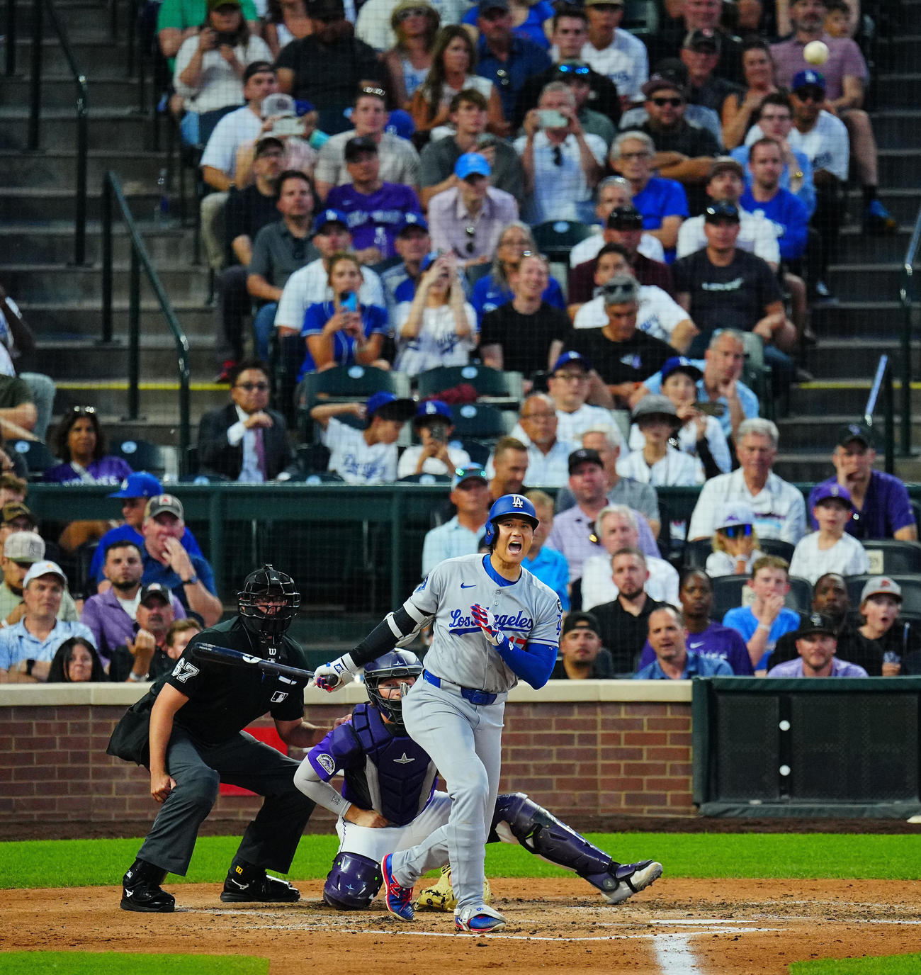 ロッキーズ対ドジャース　5回表ドジャース無死、ファウルの打球に声をあげる大谷（撮影・垰建太）