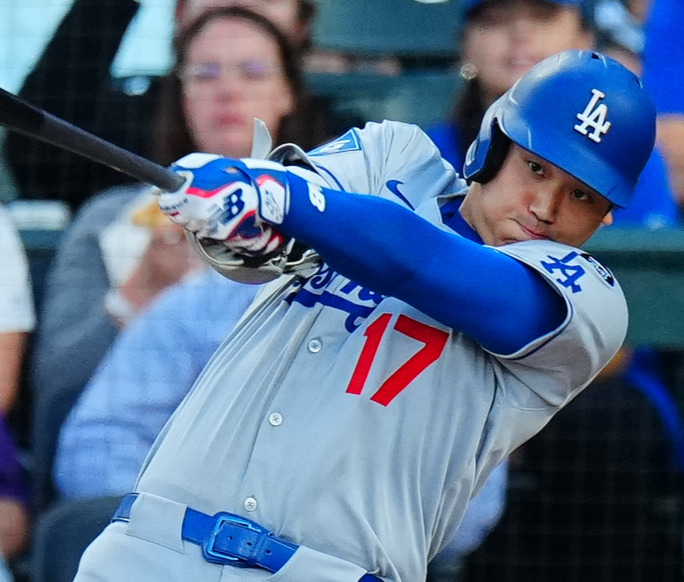 ロッキーズ対ドジャース　2回表ドジャース2死三塁、遊撃適時内野安打を放つ大谷（撮影・垰建太）