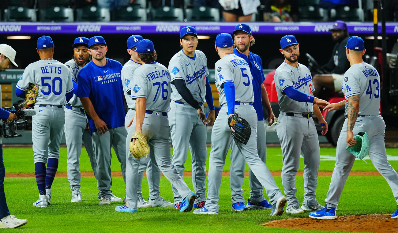 ロッキーズ対ドジャース　ロッキーズに勝利しナインとタッチを交わすドジャース大谷（中央）（撮影・垰建太）