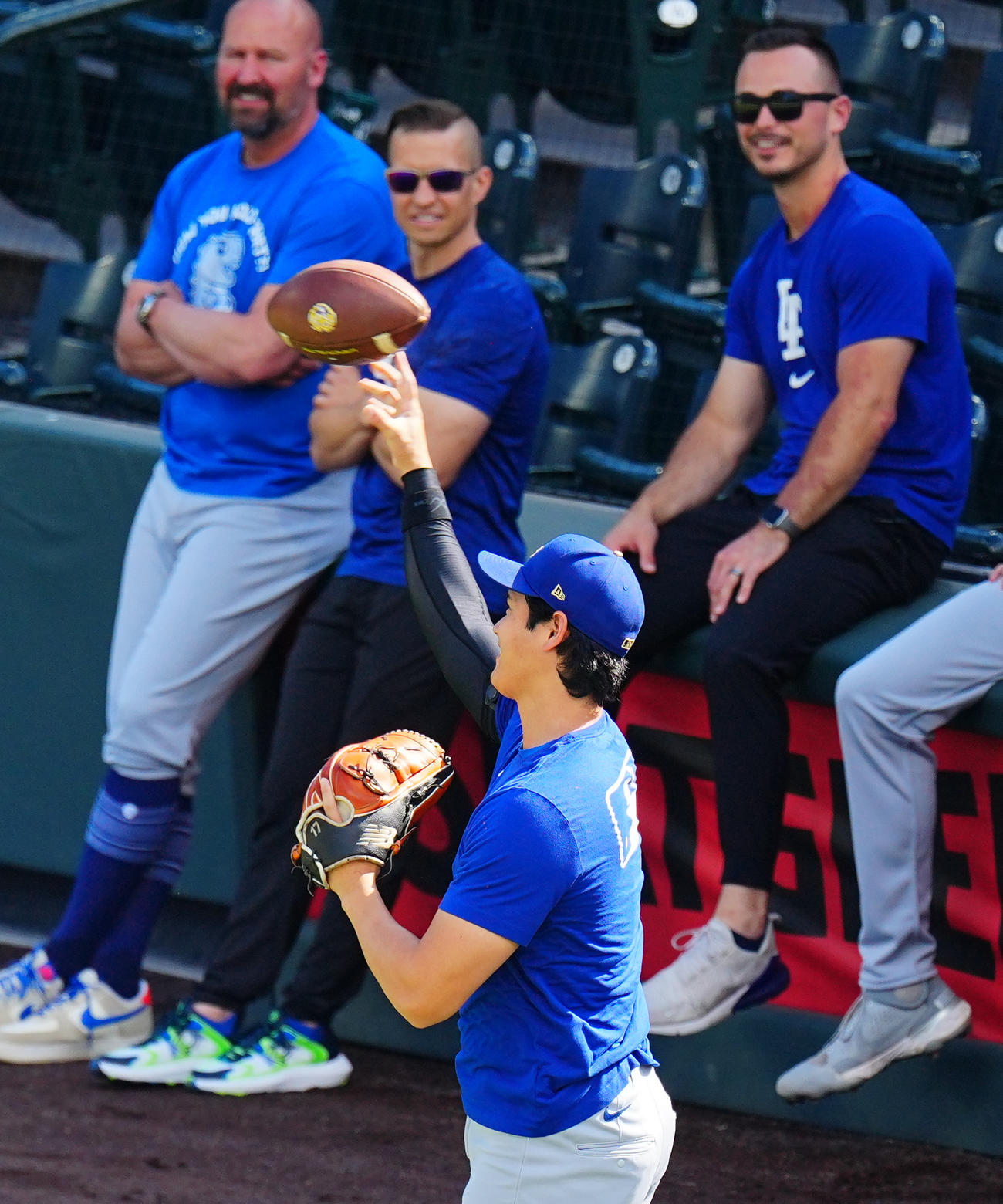 ロッキーズ対ドジャース　試合前、アメフトのボールを投げるドジャース大谷（撮影・垰建太）