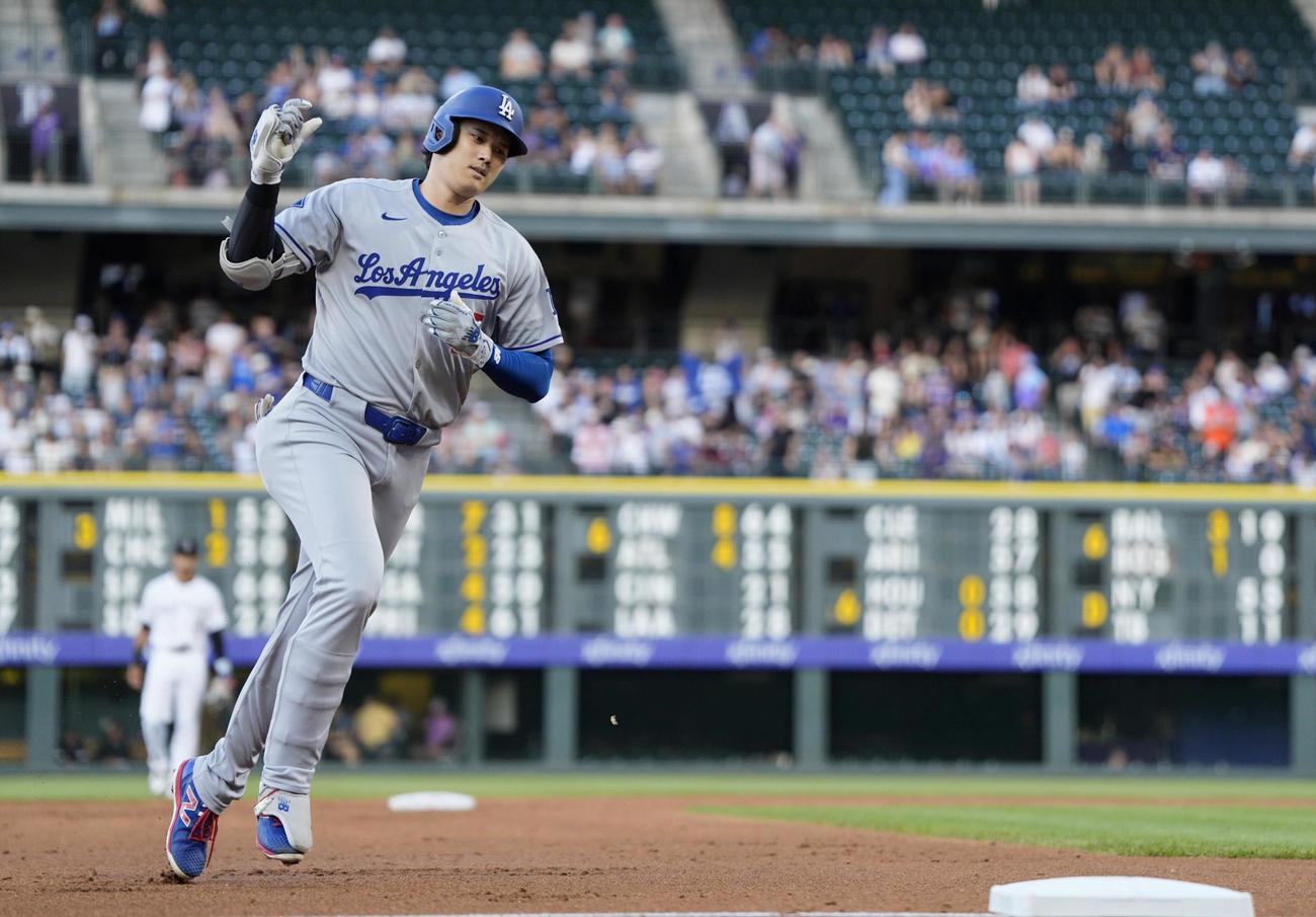 ロッキーズ戦の2回、44号ソロを放ったドジャース大谷（共同）
