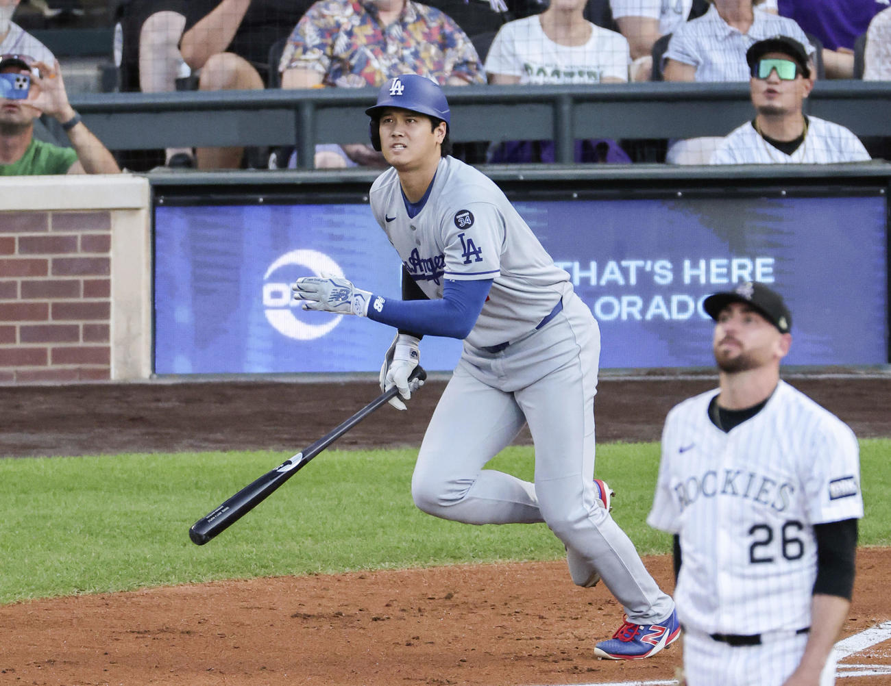 ロッキーズ戦の2回、44号ソロを放つドジャース大谷。投手ゴンバー（共同）